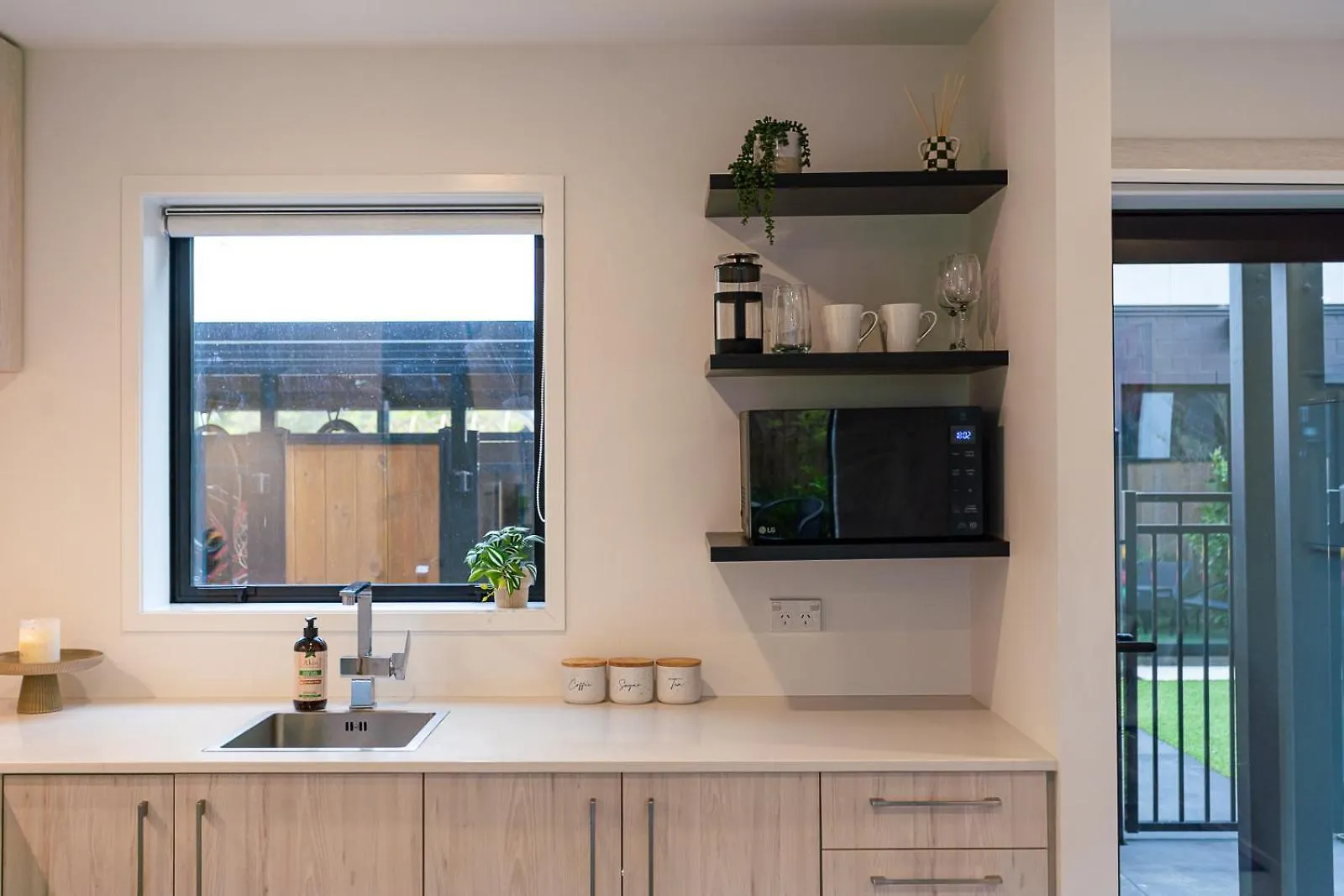 Modern 2 Bedroom Townhouse In Cbd With Parking! Sleeps 5 Christchurch