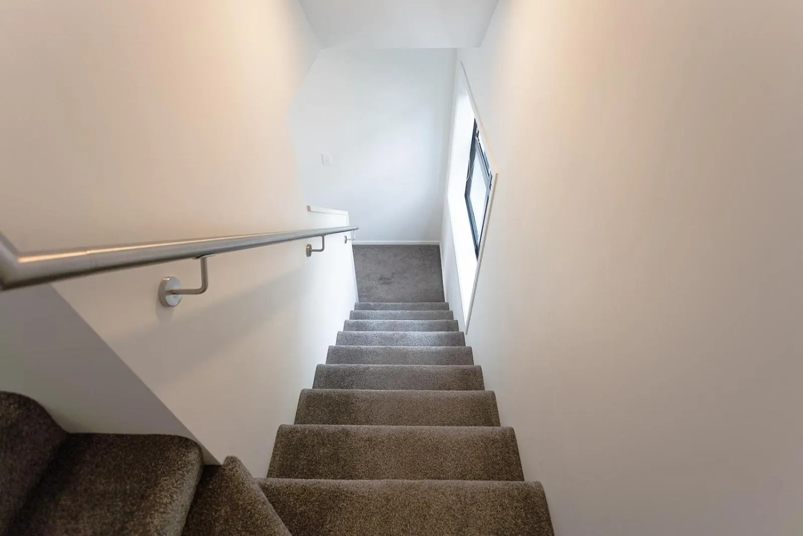 Modern 2 Bedroom Townhouse In Cbd With Parking! Sleeps 5 Christchurch