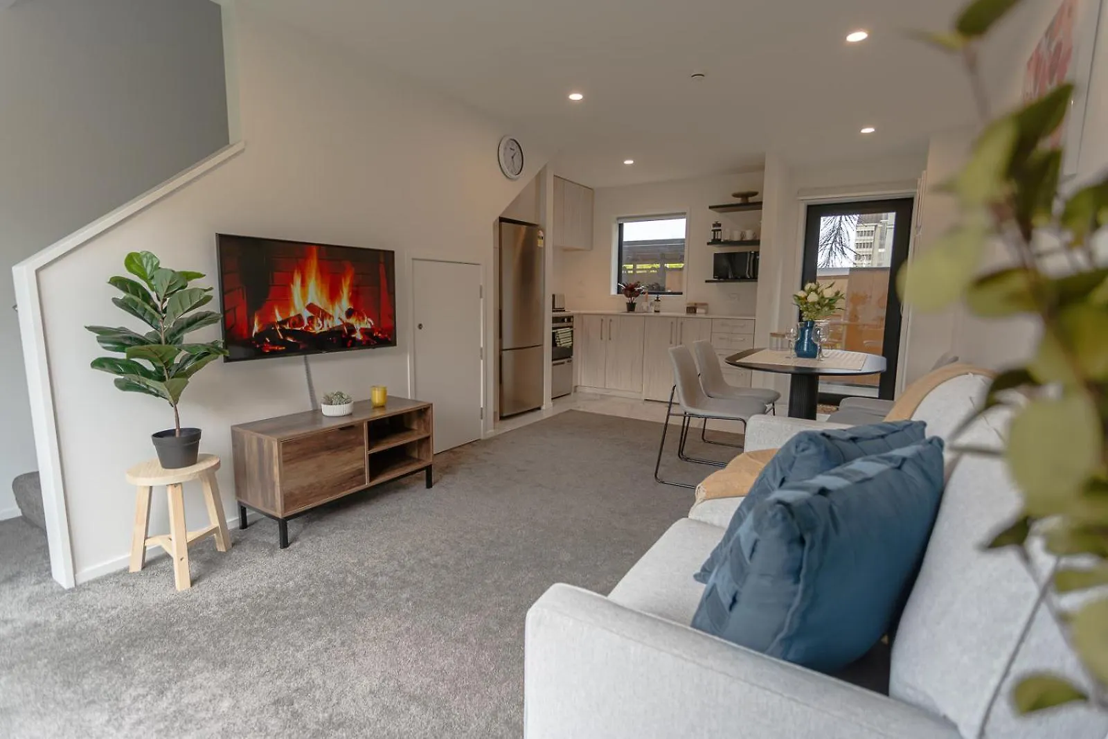 Modern 2 Bedroom Townhouse In Cbd With Parking! Sleeps 5 Christchurch Apartman